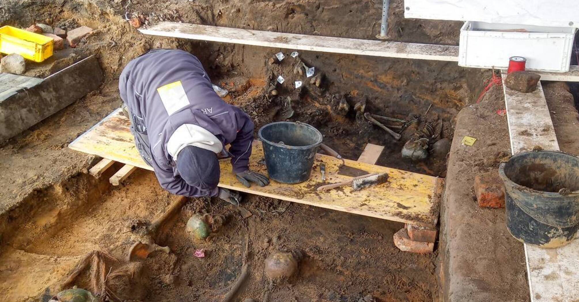 Victims of the Black Death: Thousands of green skeletons found in Germany (photos)