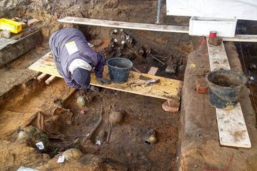 Жертвы 'черной смерти': в Германии обнаружили тысячи зеленых скелетов (фото)