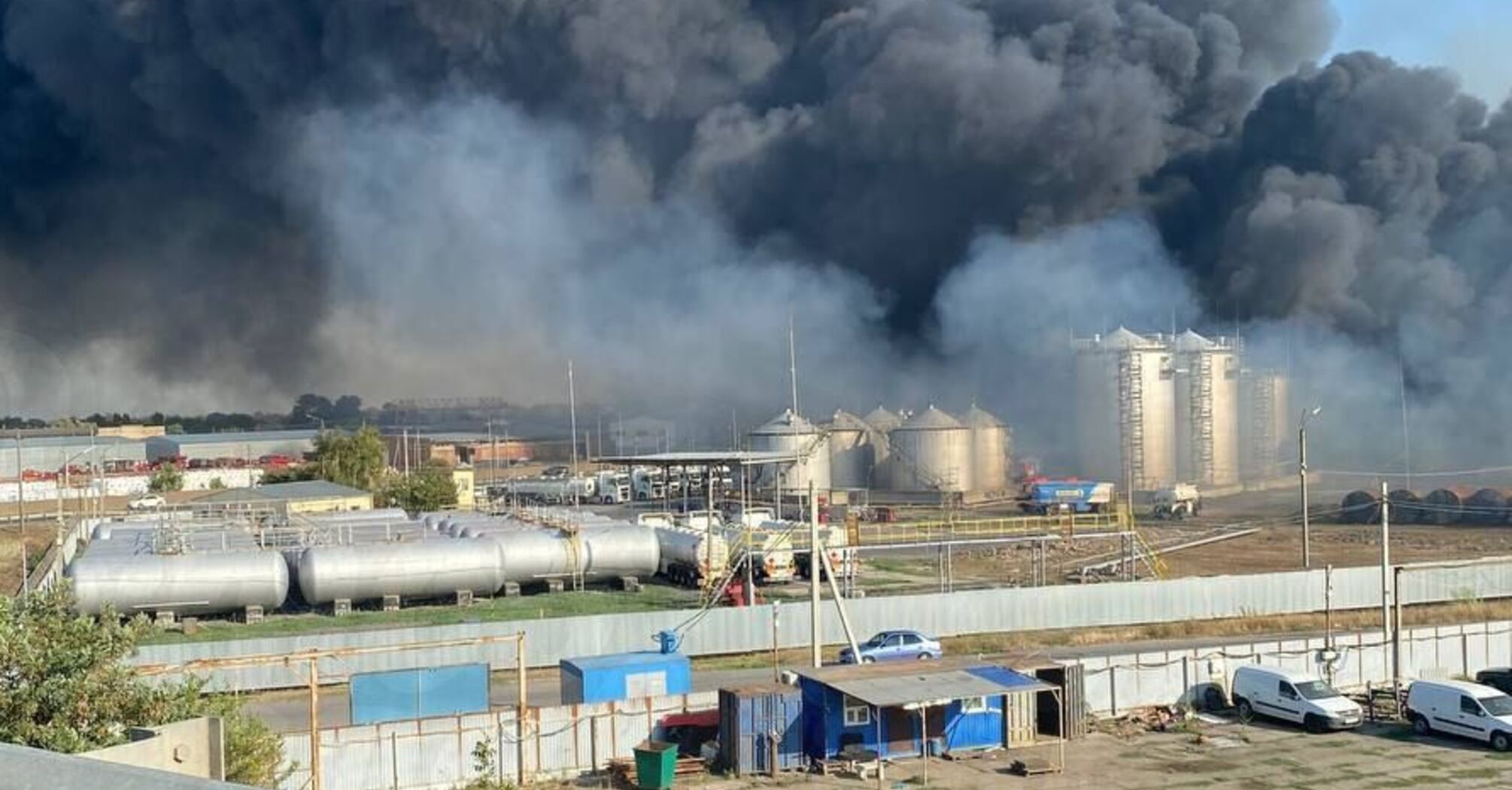 У Ростовській області вирує масштабна пожежа: в Азові вогонь наближається до нафтобази (фото, відео)