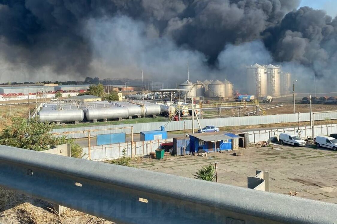 В Ростовской области бушует масштабный пожар: в Азове огонь приближается к нефтебазе (фото, видео)