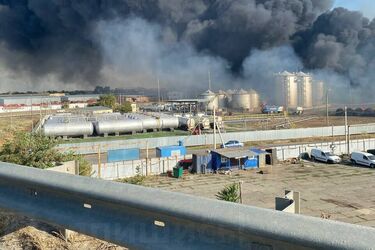 У Ростовській області вирує масштабна пожежа: в Азові вогонь наближається до нафтобази (фото, відео)