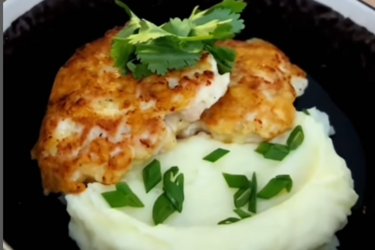 Chopped cutlet with mashed potatoes: what could be more delicious