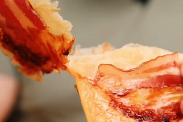 Тарт из слоеного теста с беконом и моцареллой