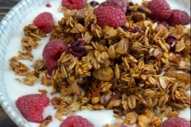 Гранола с изюмом и сублимированными ягодами: как приготовить дома