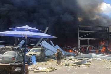 россияне прицельно обстреляли супермаркет в Константиновке Донецкой области, есть жертвы и раненые (фото, видео)