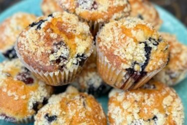 Мафины с ягодами и крошкой