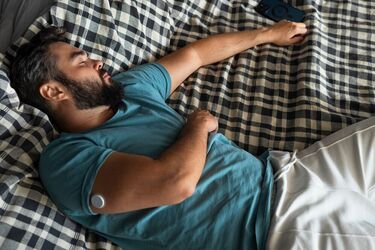 30 хвилин сну щодня протягом 12 років: як зовнішньо змінився чоловік з незвичайним режимом