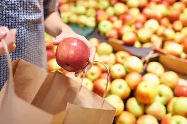 Деякі сорти вже значно подорожчали: в Україні змінилась вартість найдоступнішого фрукту