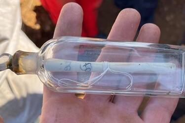 In France, students unearthed a 'time capsule': an archaeologist left a message in a bottle 200 years ago (photo)