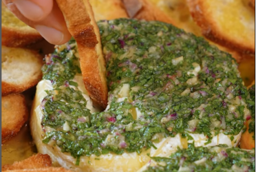 Запеченный сыр с ароматными травами: это очень вкусно