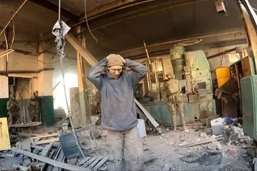 ГУР показали перші кадри полонених росіян із заводу у Вовчанську (фото)