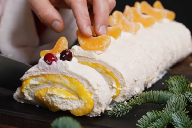 Меренговый рулет с мандаринами: рецепт