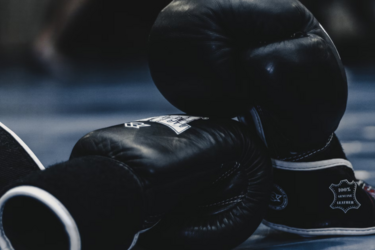 Чорні боксерські рукавички на рингу