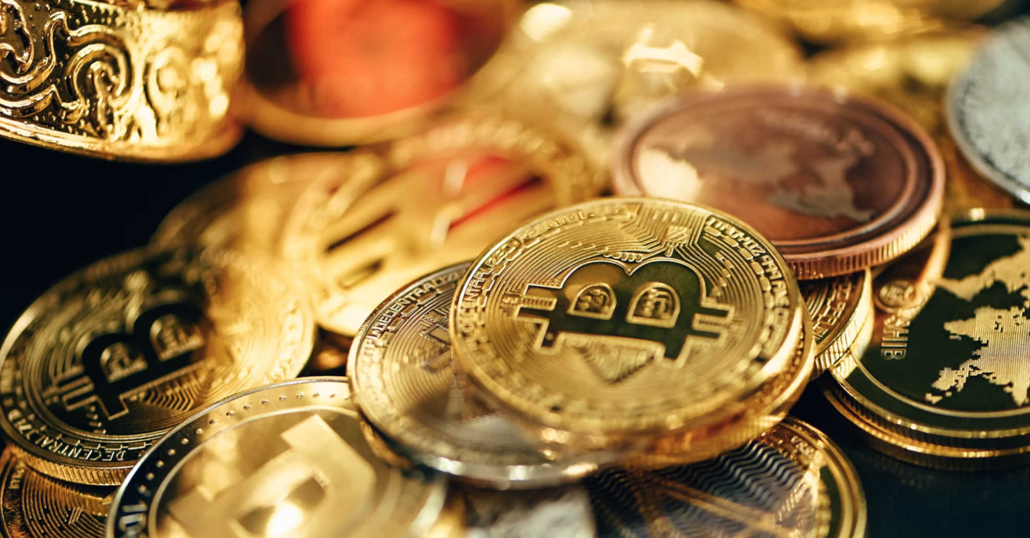 Золоті монети Bitcoin та інші криптовалюти