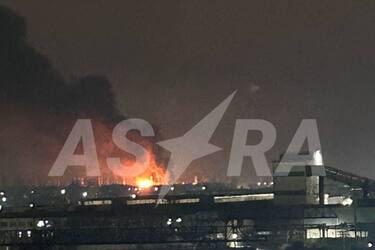 Всю ніч лунали вибухи і пожежі: дрони атакували військові підприємства в Енгельсі, завод в Казані (фото, відео)