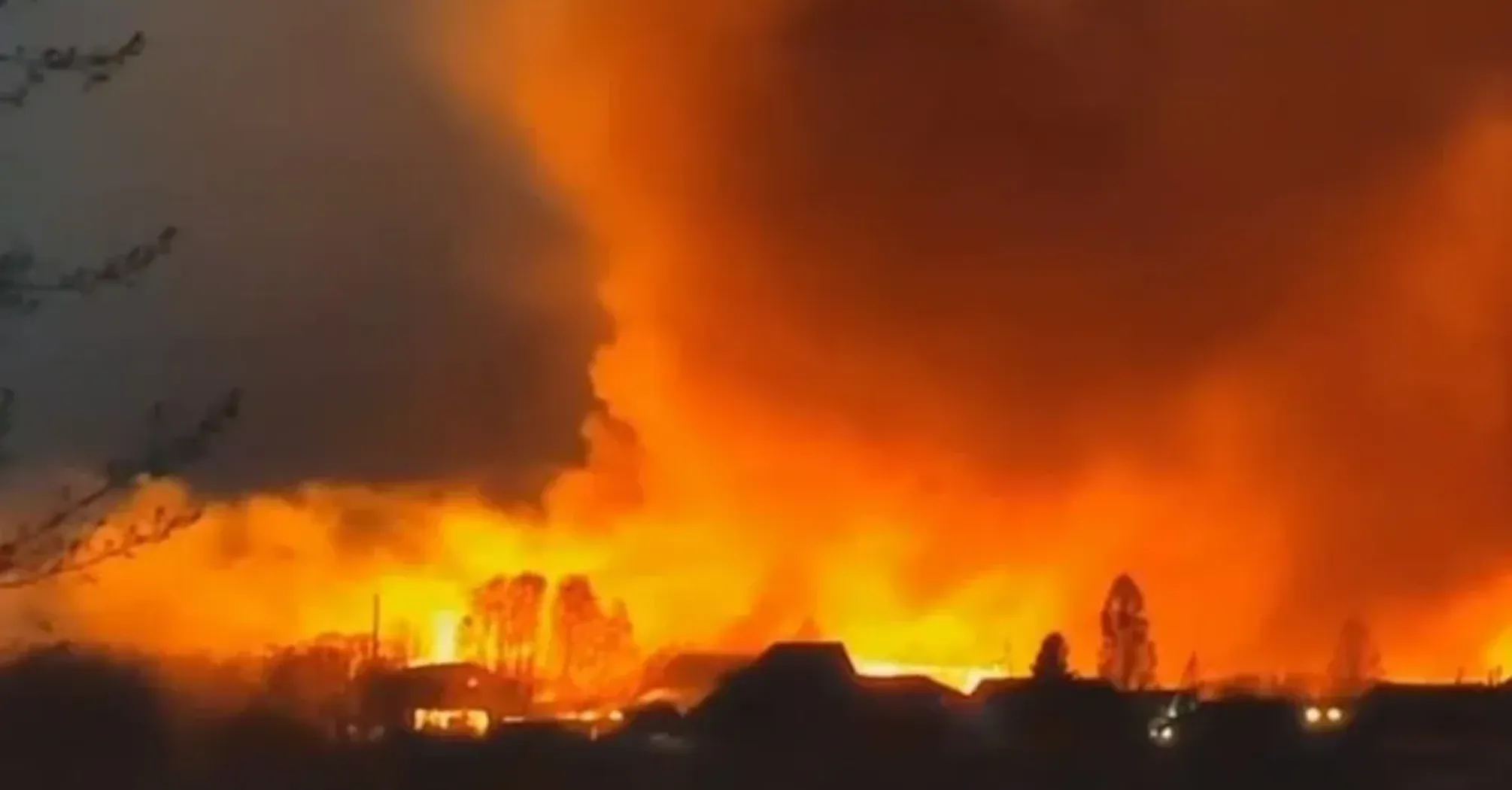 На НПЗ 'Лукойл' у російському Волгограді зайнялась пожежа в результаті 'нештатної ситуації' (відео)