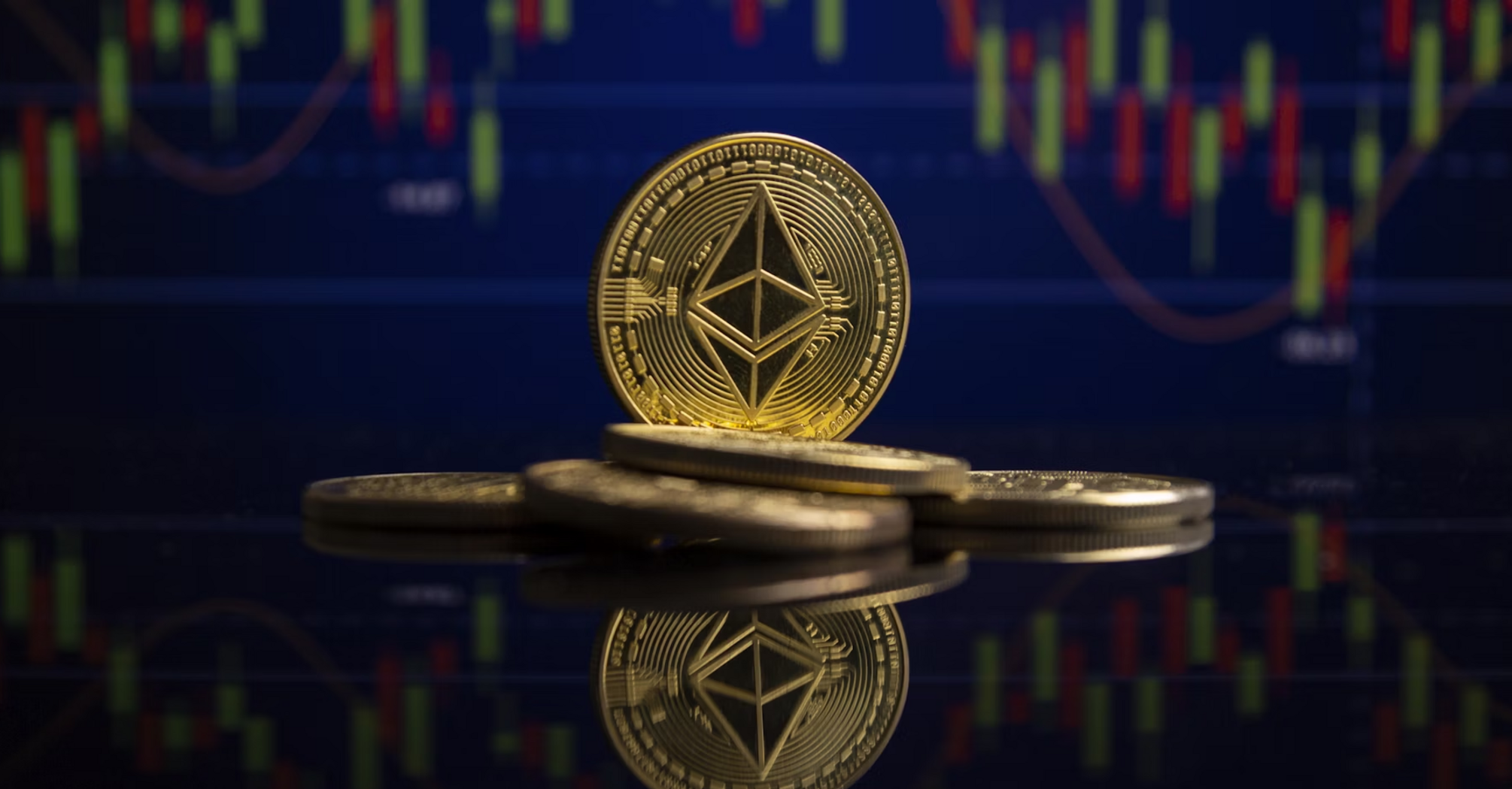 Золотий токен Ethereum на тлі графіку