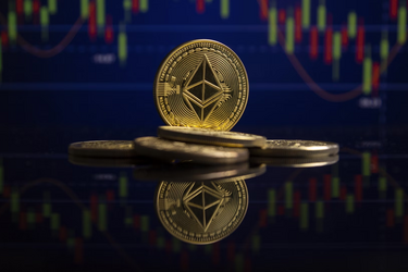 Золотой токен Ethereum на фоне графика