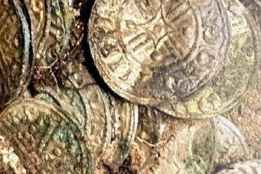 В Англії знайшли унікальний скарб з 321 монети (фото)