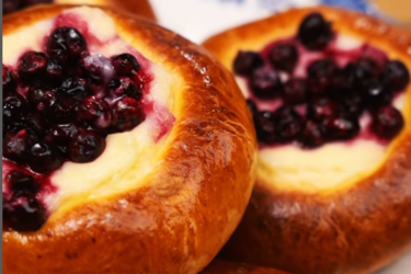 Булочки со сливочно-смородиновой начинкой, как у бабушки: рецепт