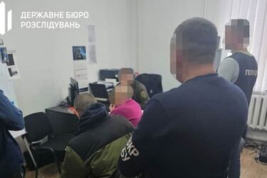 Командир взводу нараховував бойові підлеглому за ремонт будинку доньки - ДБР