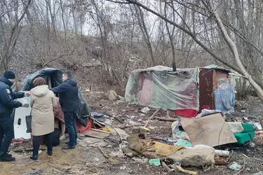 На Тернопільщині сімʼя з пʼятьма дітьми живе у хижі посеред лісу: подробиці (фото)