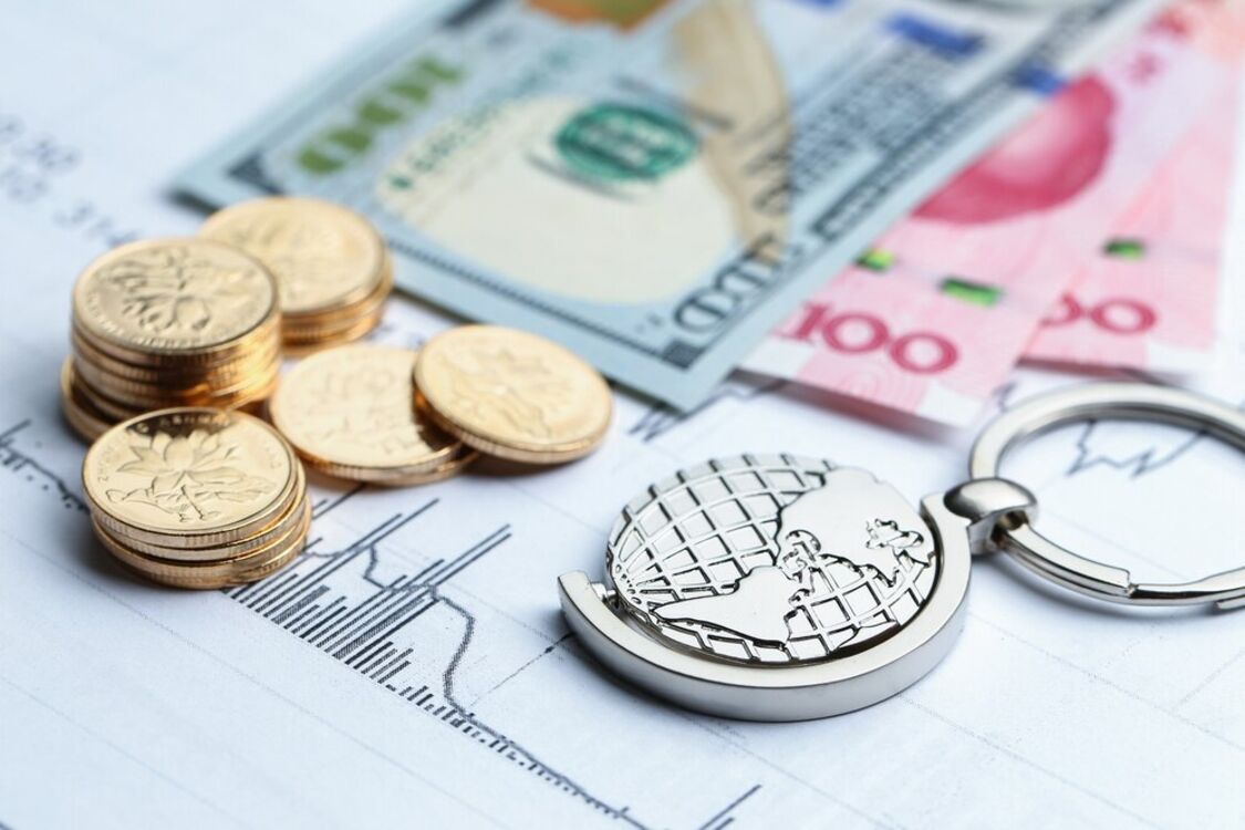 Купувати чи продавати: експерти розповіли, що українцям робити з валютою