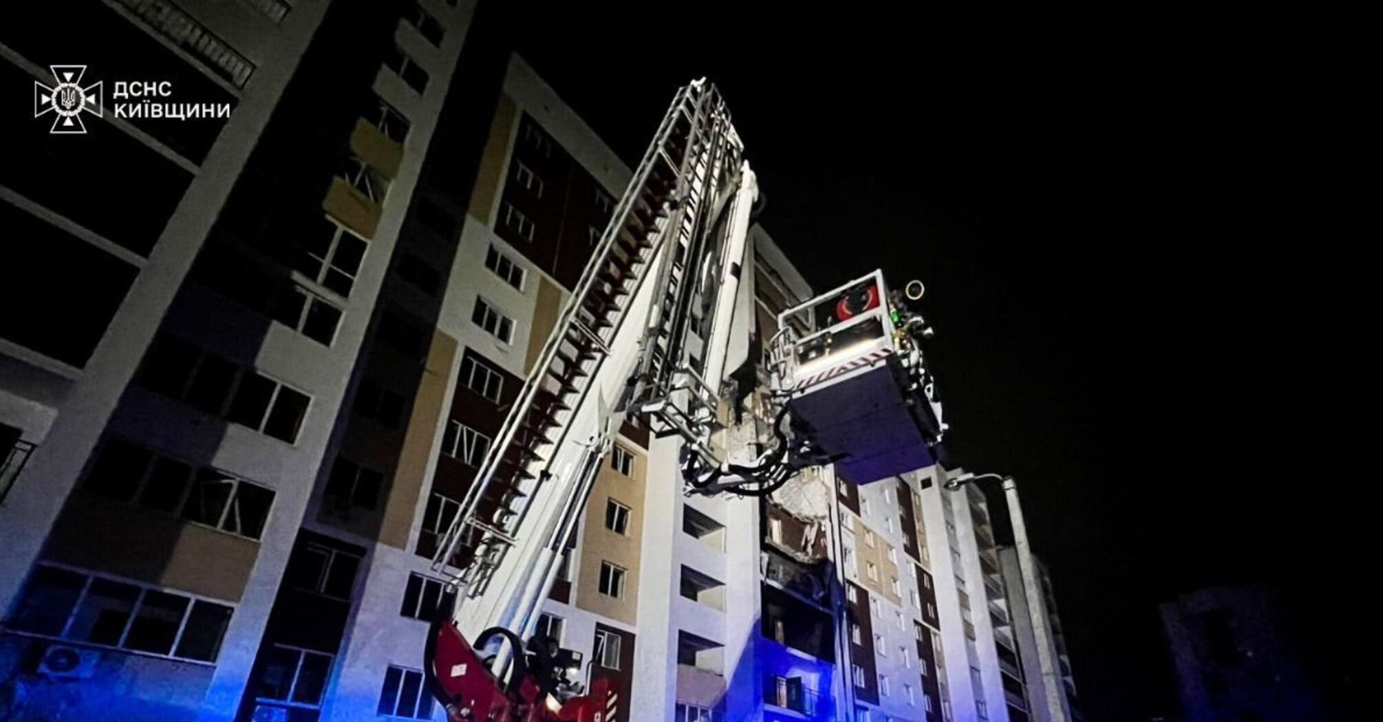 На Киевщине вражеский Шахед попал в многоэтажку: фото последствий