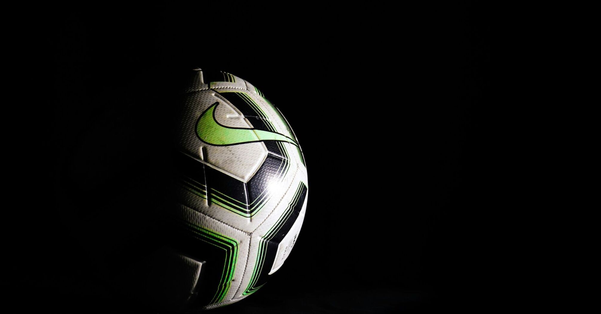 Футбольный мяч на тёмном фоне