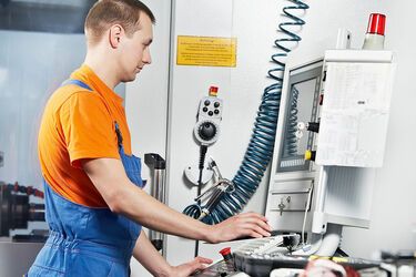 Хто в Україні заробляє 100 тисяч гривень і більше: у Держслужбі зайнятості назвали професії