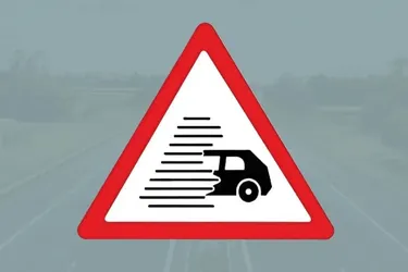 Що означає новий дорожній знак з лініями та півавтомобілем: роз'яснення для водіїв