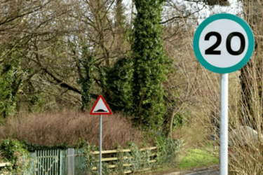 На дорогах України з’явився новий зелений дорожній знак: про що він попереджає водіїв