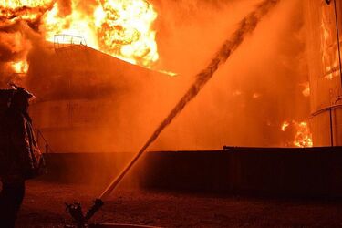 Дрони атакували НПЗ у російському Волгограді: зайнялась масштабна пожежа (фото)