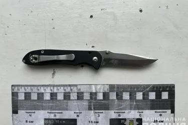 Відмовився надавати документи працівнику ТЦК та вдарив його ножем: поліція висунула підозру 45-річному мешканцю Дніпра