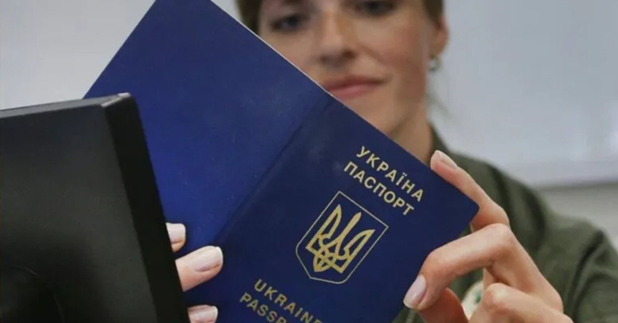 Украинцы получают штрафы за 'старые' паспорта: за что могут наказать