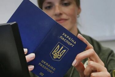 Українці отримують штрафи за 'старі' паспорти: за що можуть покарати