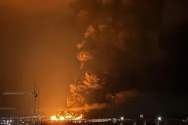 Дрони атакували тимчасово окупований Крим: на нафтобазі у Феодосії зайнялась масштабна пожежа (фото, відео)