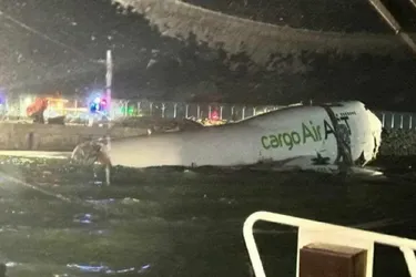 В Гонконге грузовой самолет упал в море при посадке: есть погибшие (фото)