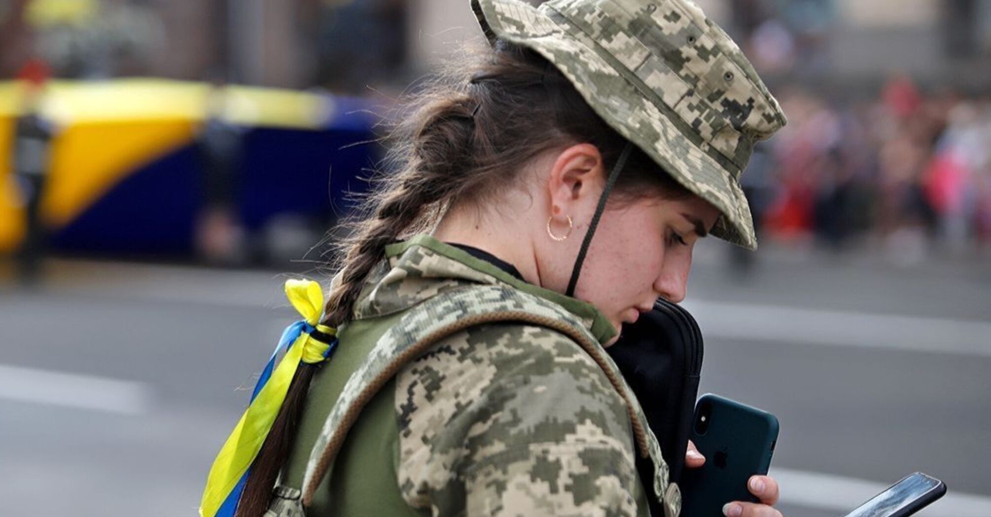'Из окопов не пишут'? Как гражданские хотят обесценить военных