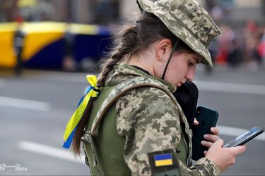 'Из окопов не пишут'? Как гражданские хотят обесценить военных