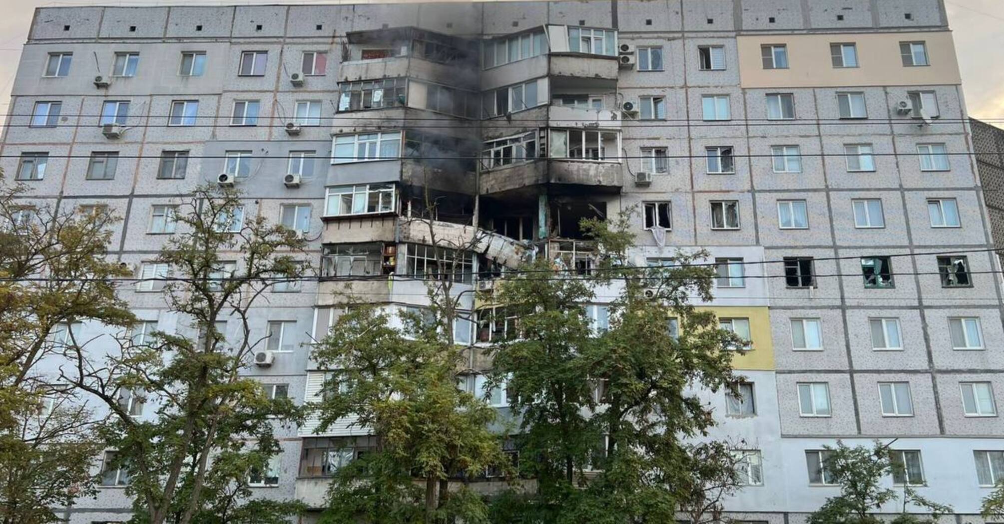 Армия РФ атаковала Херсон дроном: есть попадание в многоэтажку и раненый (фото)