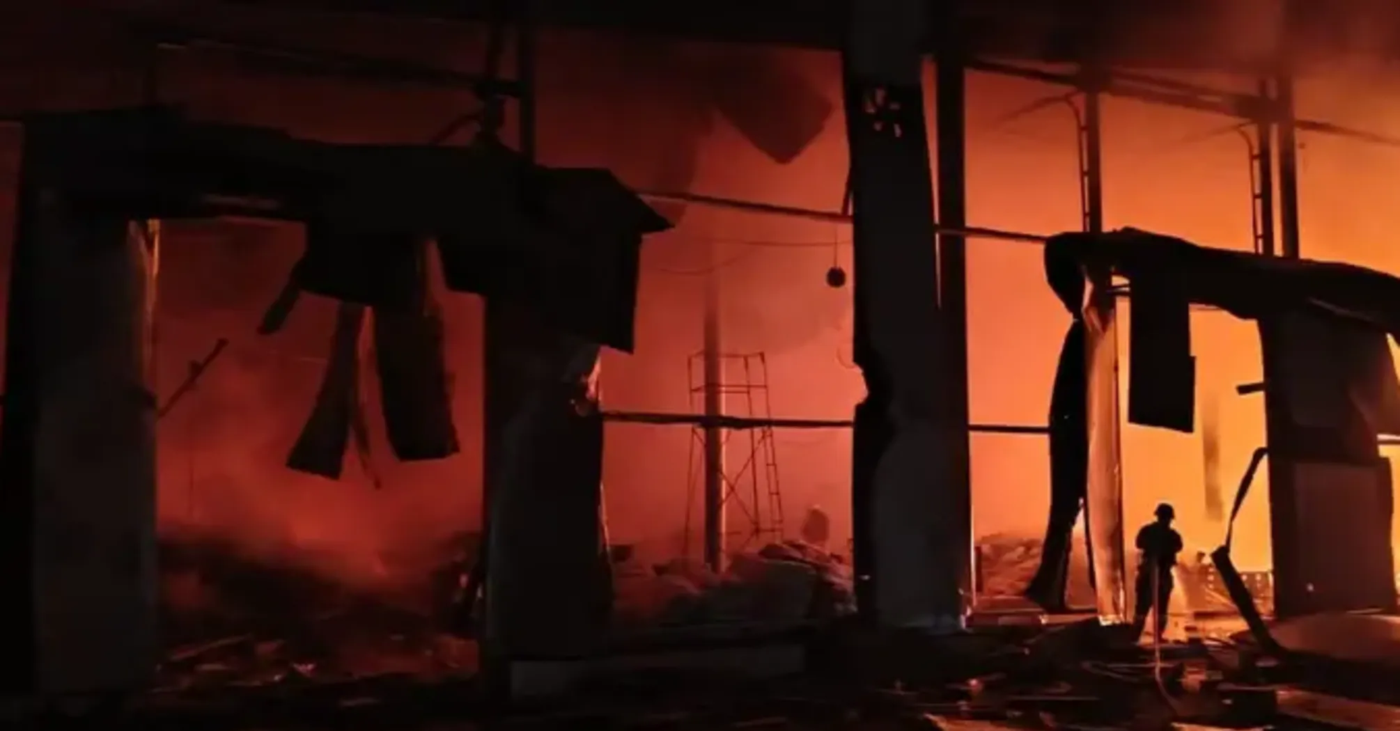 Армия РФ атаковала Харьковщину: горело частное предприятие (фото)