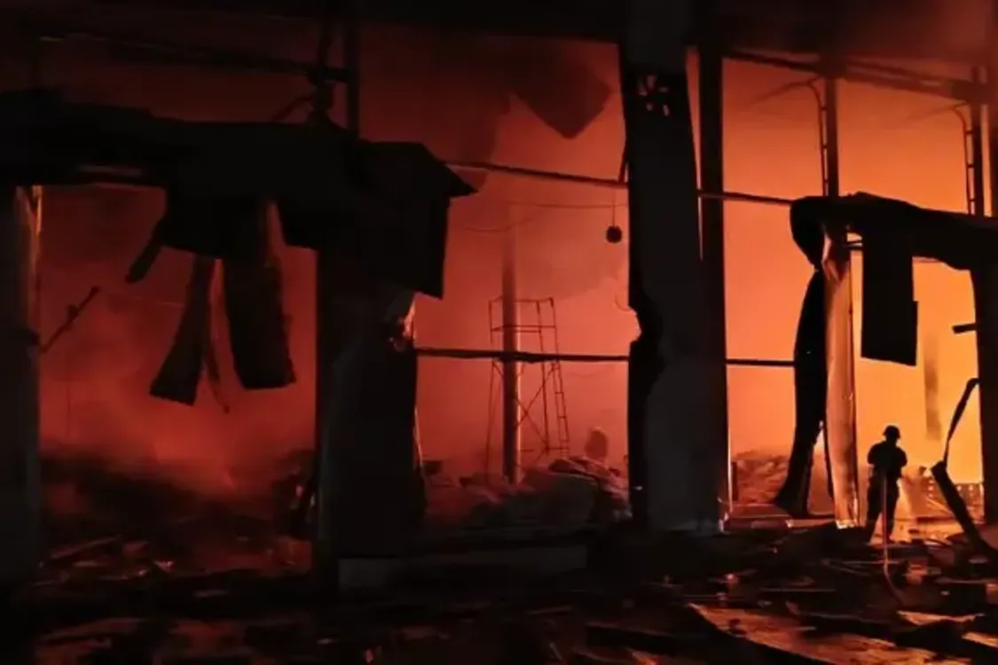 Армия РФ атаковала Харьковщину: горело частное предприятие (фото)