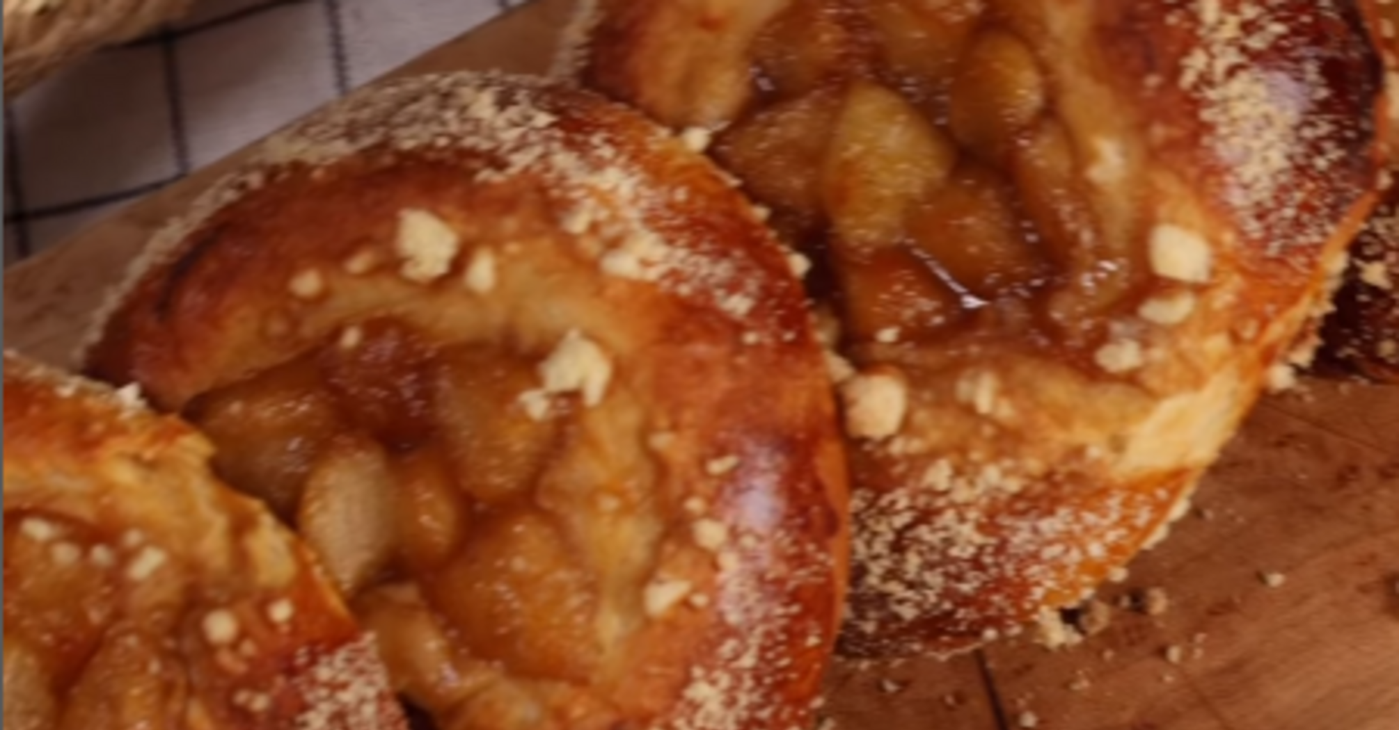 Ватрушки с кремом и карамелизированной грушей