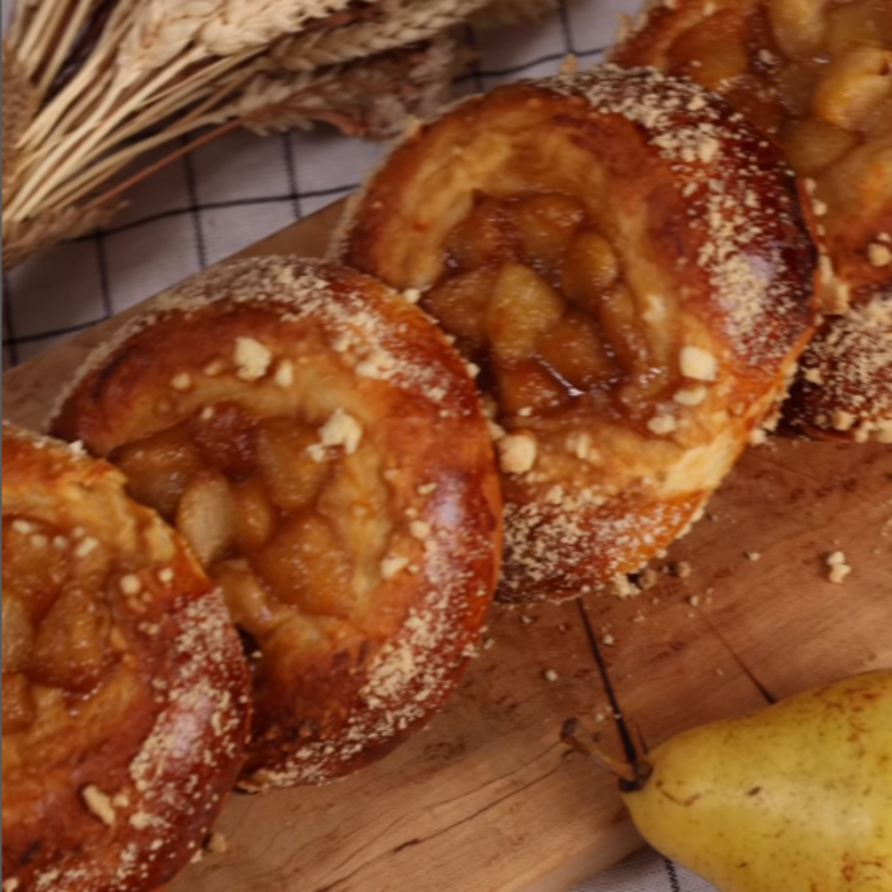 Ватрушки с кремом и карамелизированной грушей