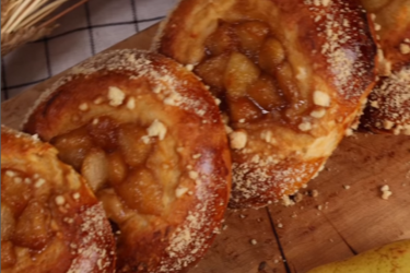 Ватрушки с кремом и карамелизированной грушей