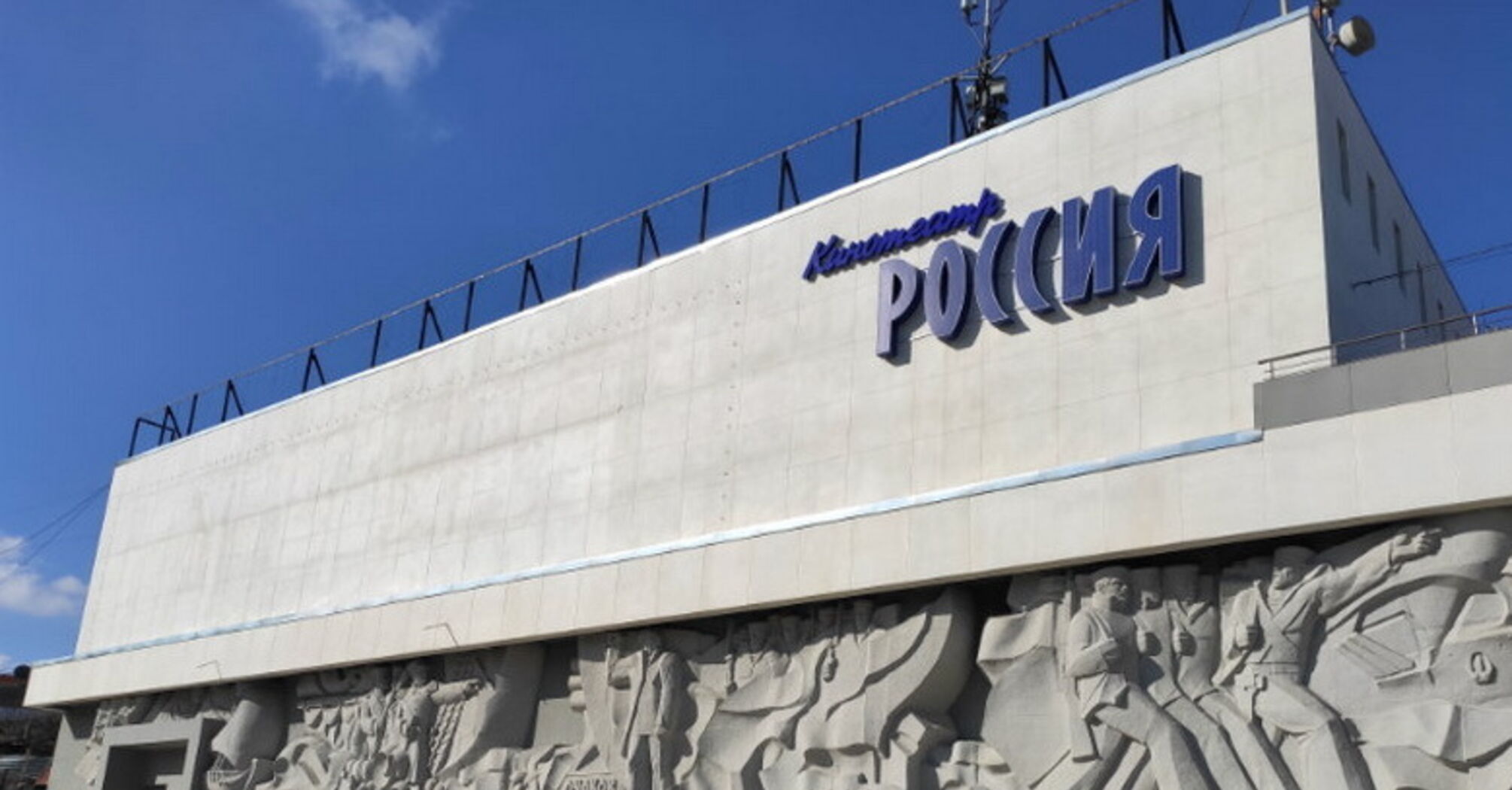 Если слышите, 'спорт, музыка, театр, творчество вне политики' – стреляйте в звук