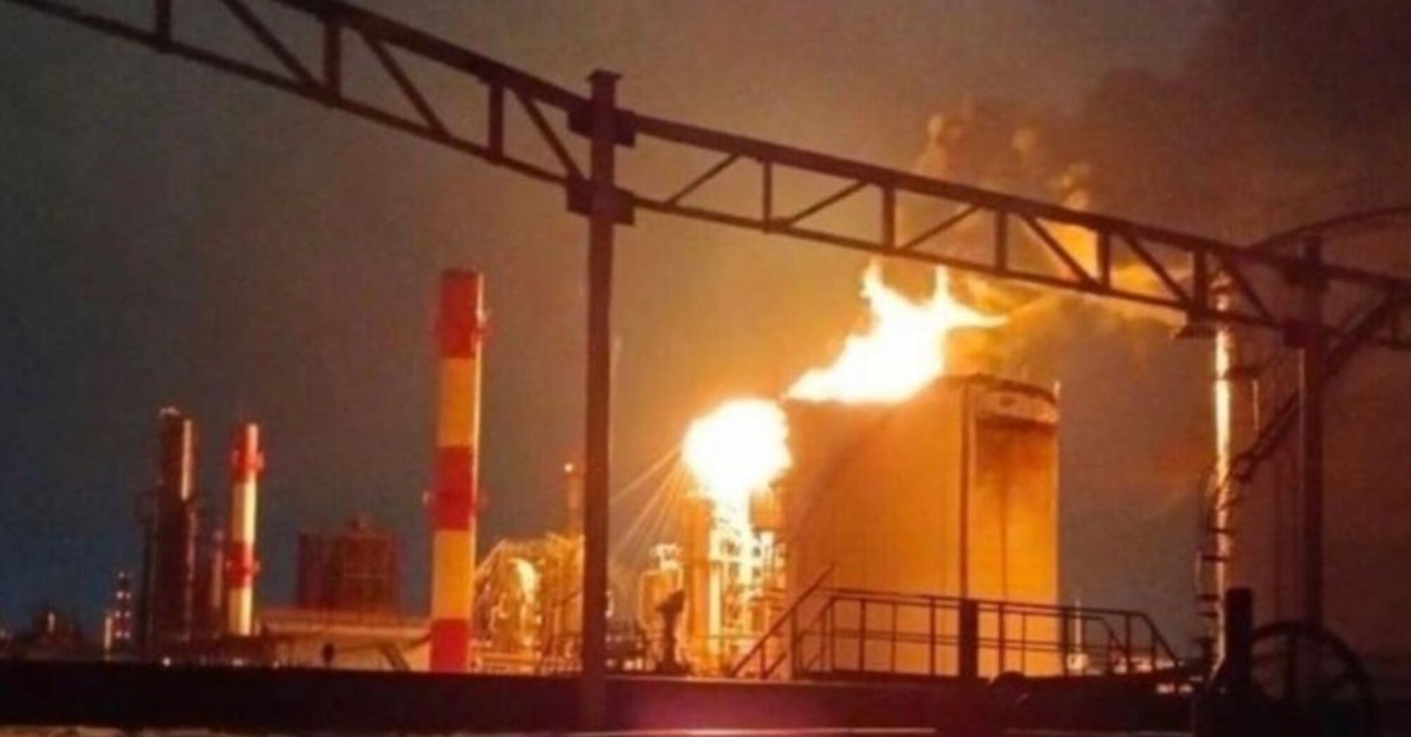Дроны атаковали российскую Рязань: загорелся пожар на НПЗ (фото, видео)