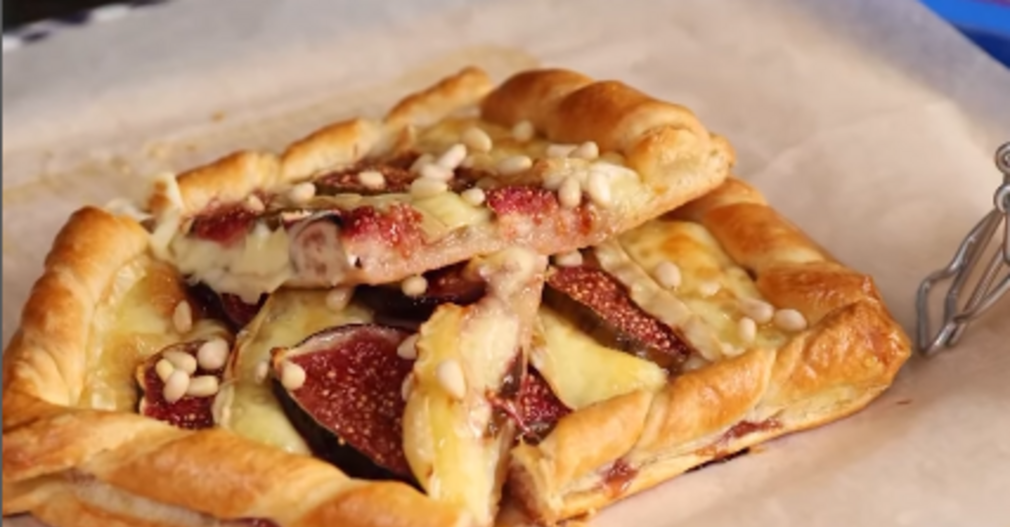 Осенний пирог с инжиром и сыром: рецепт