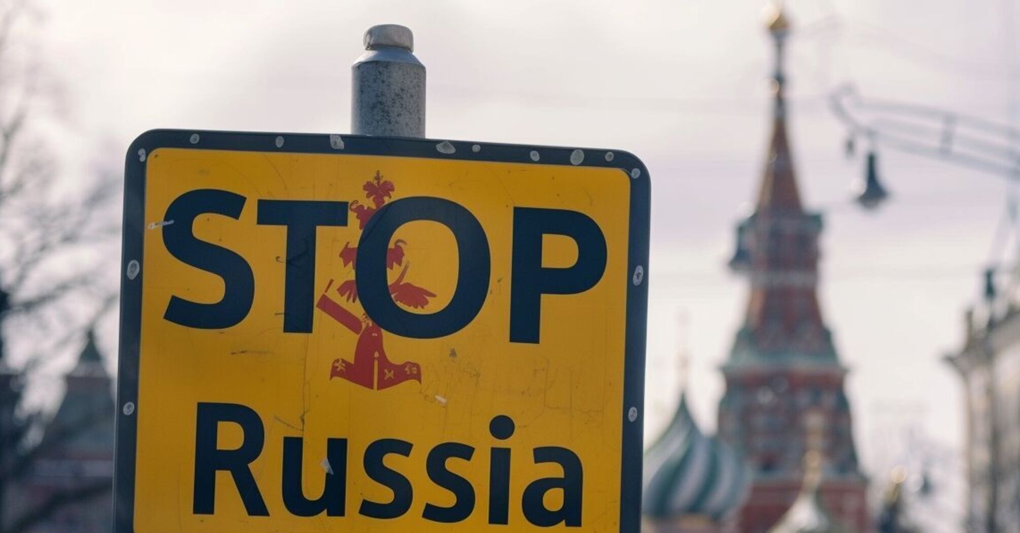 28 кроків від світу: чому коли Росія стоїть на краю прірви, її рятують?